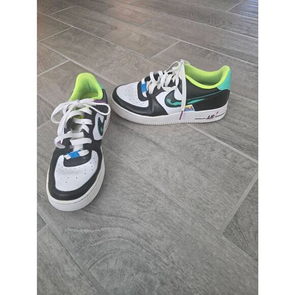 Nike‎ Air Force 1 LV8 Low GS Graffiti Size 5 Youth - Picture 1 of 9